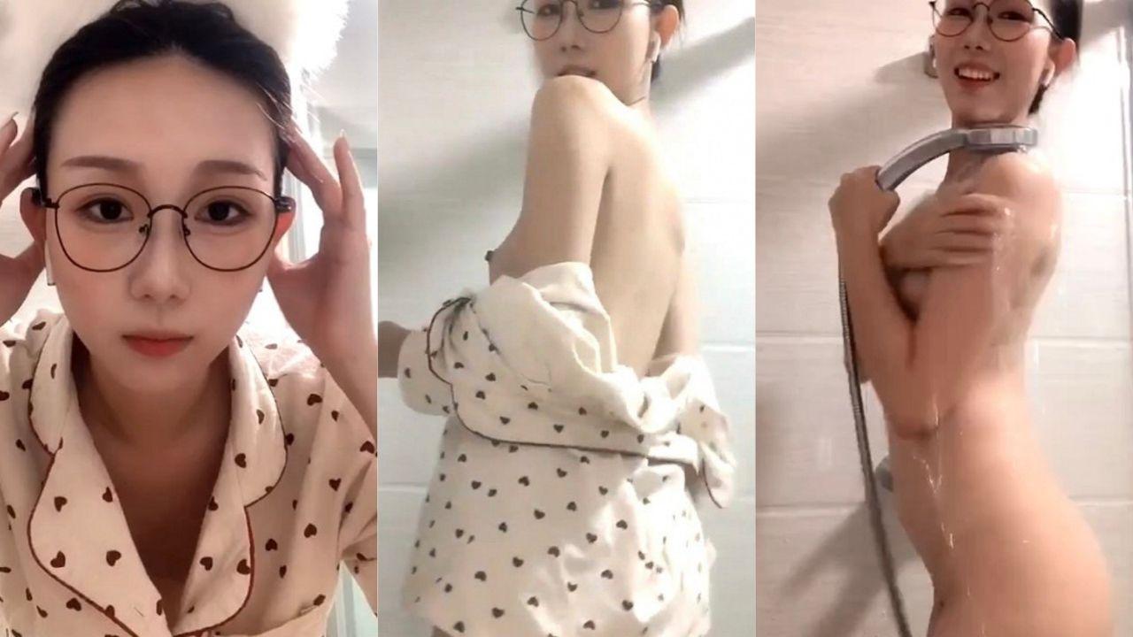 极品反差高端泄密 东北甜美眼镜姑娘田静怡 露脸视频通话洗澡发骚 自摸挑逗蜜桃臀真顶看得鸡儿直跳！