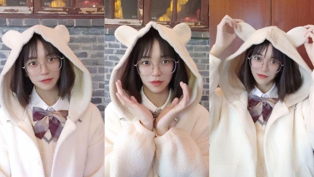 抖音网红萝莉萌梨梨 露脸定制合集 洛丽塔短裙白丝秀玉足 粉嫩小穴掰开手指抽插 真是极品！